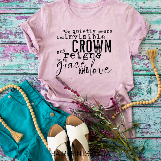 She Quietly Wears an Invisible Crown and Reigns With Grace and Love T-Shirt